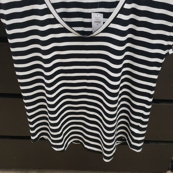NWT Gap Scoopneck Tee - Picture 3 of 5